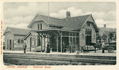 14328 Gezicht op de perronzijde van het N.C.S.-station Soestdijk (Spoorstraat 1) te Soestdijk (gemeente Soest). met ...